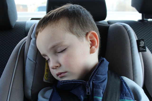 spící dítě v autě